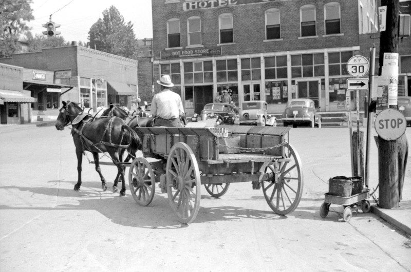 Marion Post Wolcott - Wagon in center of town on Saturday. Jackson, Breathitt County, Kentucky, September 1940 (Resized)
